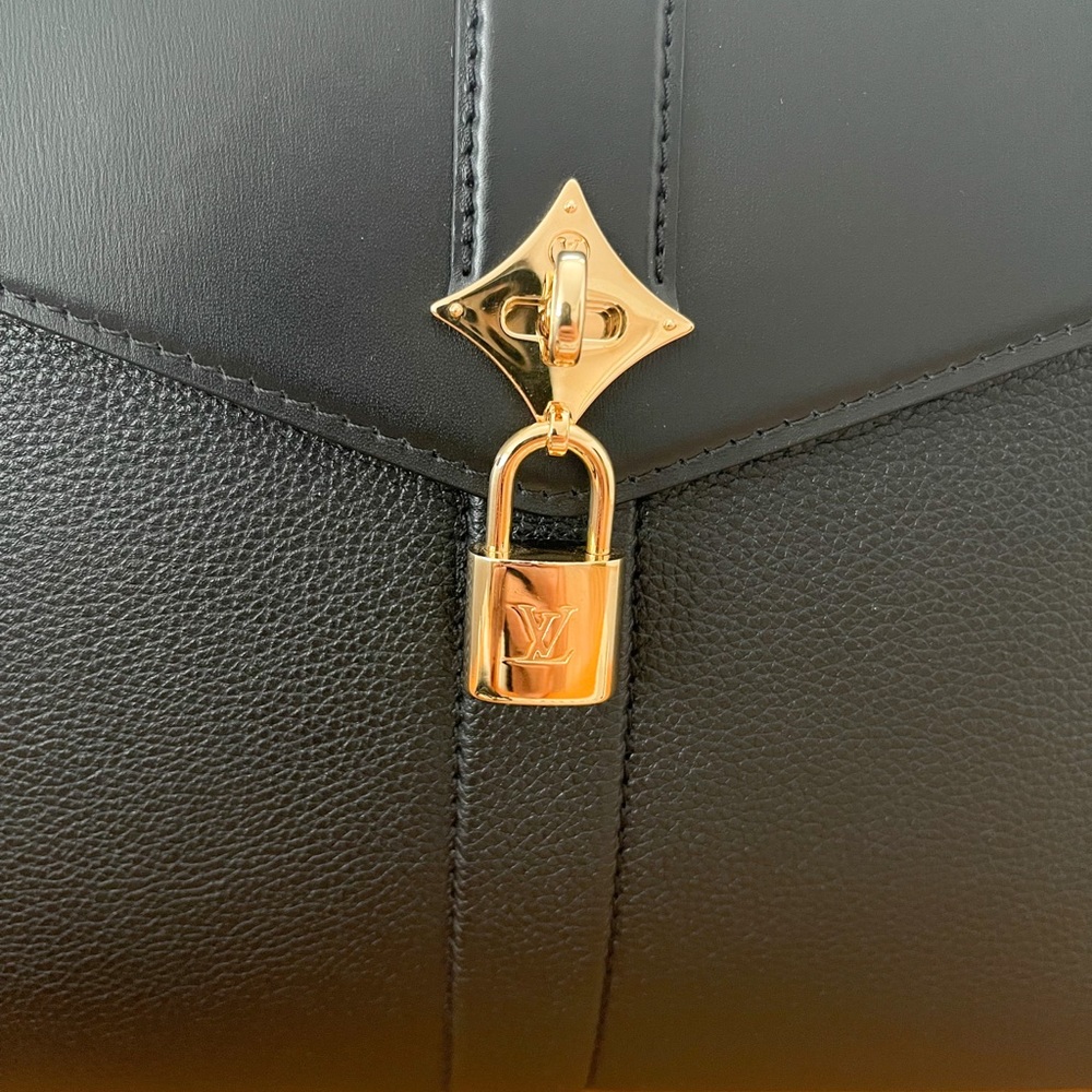 Louis Vuitton Rose Des Vents MM Grained Smooth Calfskin Black Leather Bag - Picture 4 of 15